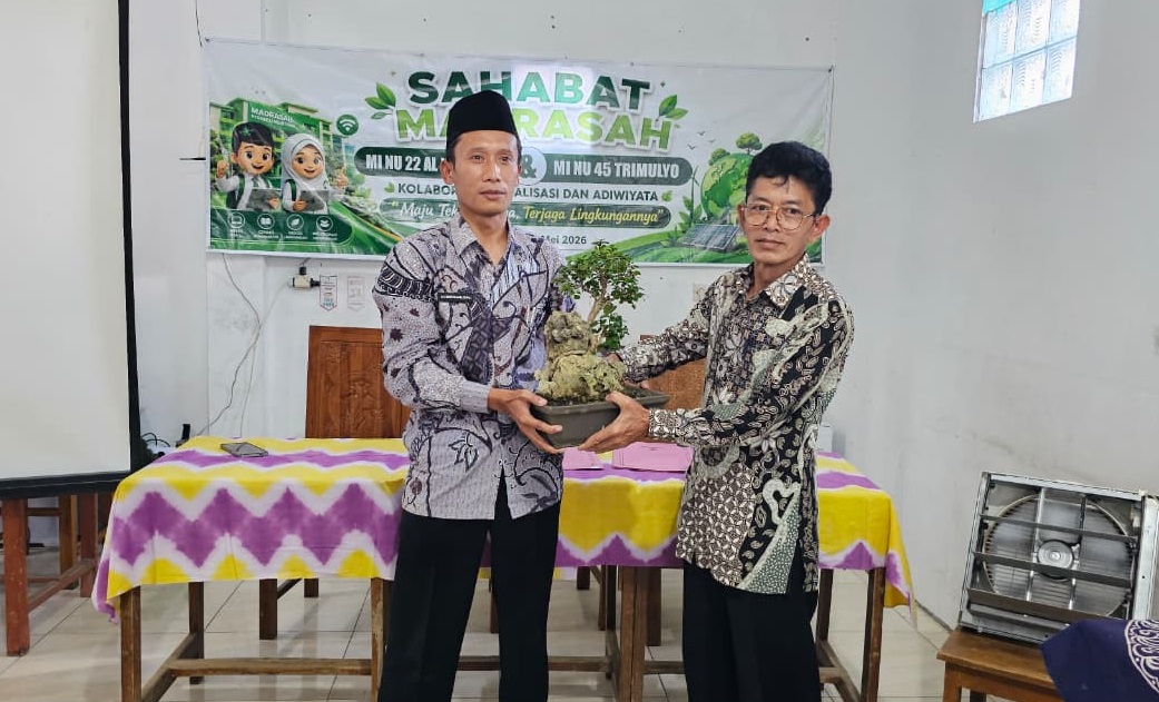 Penyerahan Cinderamata Bonsai sebagai Simbol Komitmen Kerja Sama dan Kepedulian Lingkungan