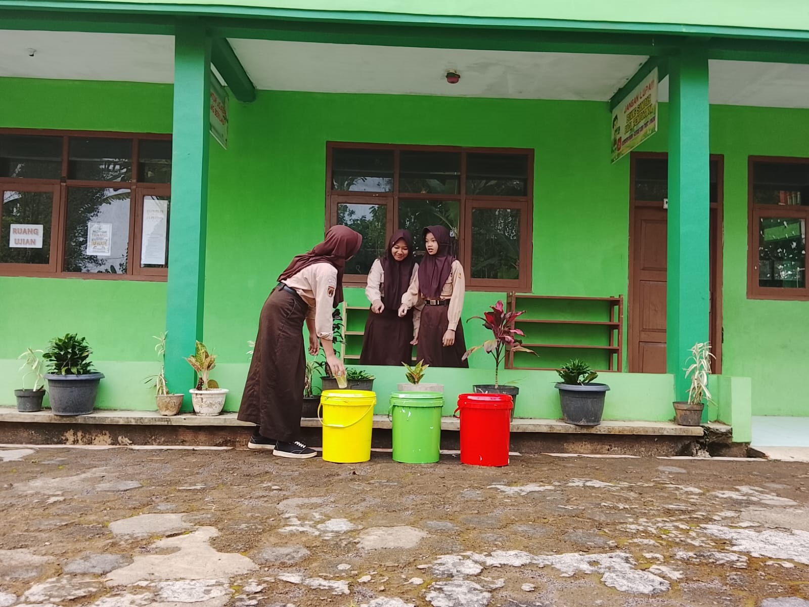 Pengadan tempat sampah